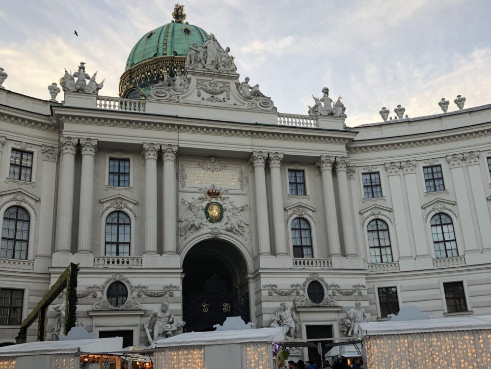 ハプスブルク家の冬の宮殿だったホーフブルク宮殿外観