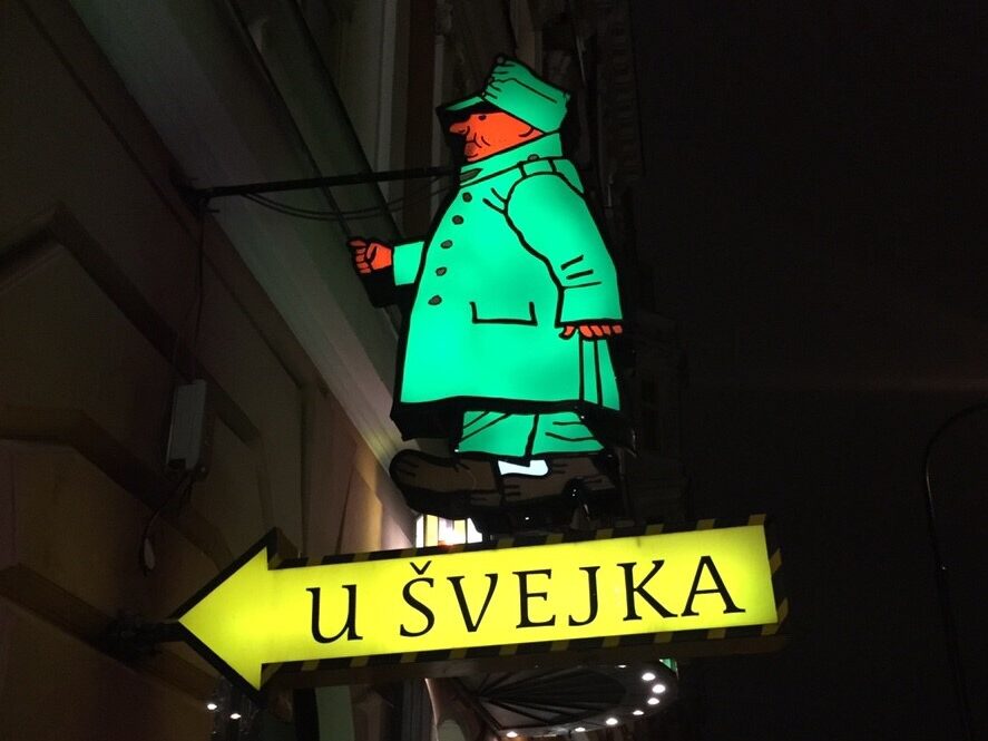 プラハの老舗ビアホール「ホスチネツ・ウ・カリハ」の、軍服を着たシュヴェイクが描かれた看板。