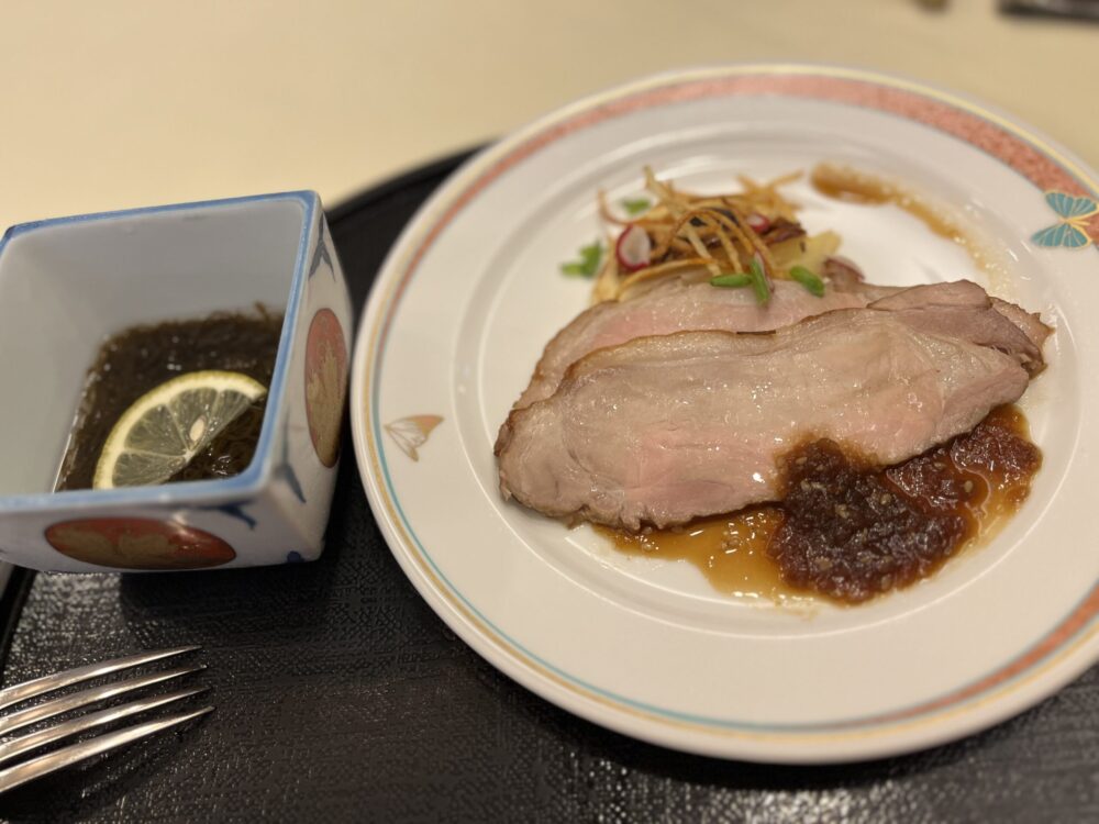 ホテルで提供された鹿児島黒豚のロースステーキ