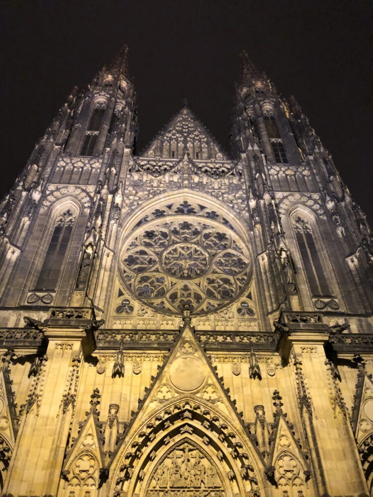 プラハ城内にそびえ立つ、ゴシック様式の壮大な聖ヴィート大聖堂