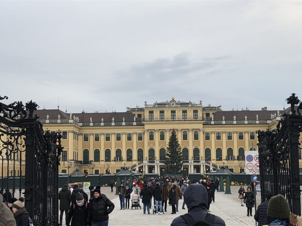 世界遺産シェーンブルン宮殿の外観