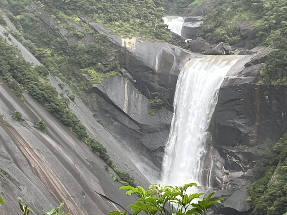 屋久島にある大きな花崗岩の割れ目から流れ落ちる千尋の滝