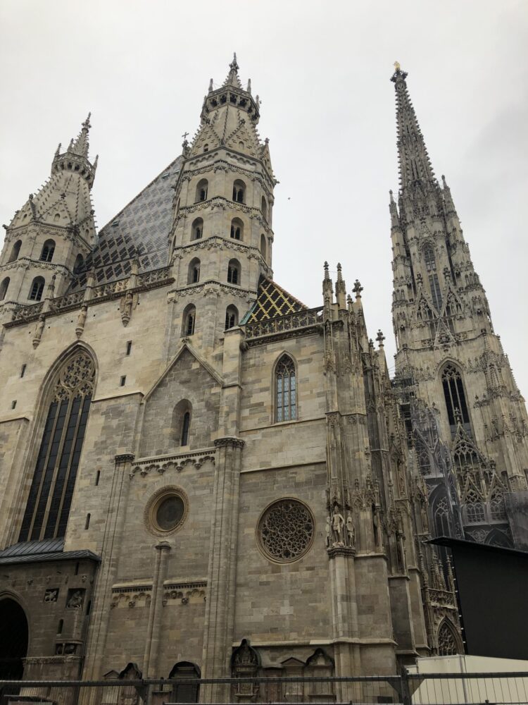 ウィーン旧市街にそびえるシュテファン大聖堂の外観