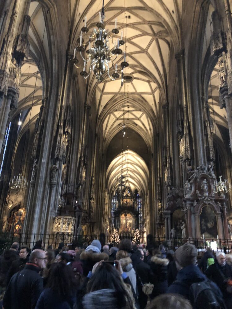 荘厳な雰囲気に包まれたシュテファン大聖堂の内部