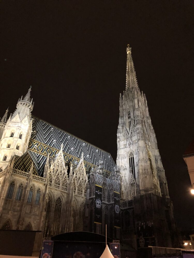 夜にライトアップされたシュテファン大聖堂