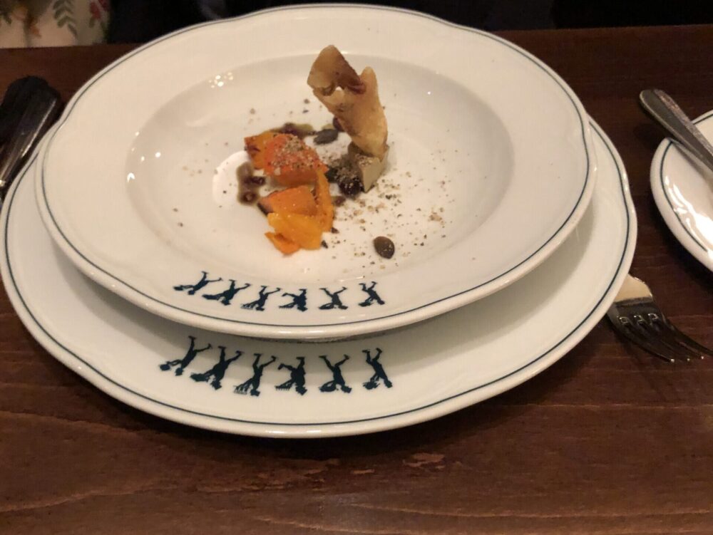 目の前で温かいスープをお皿に注いでくれる前のおさら