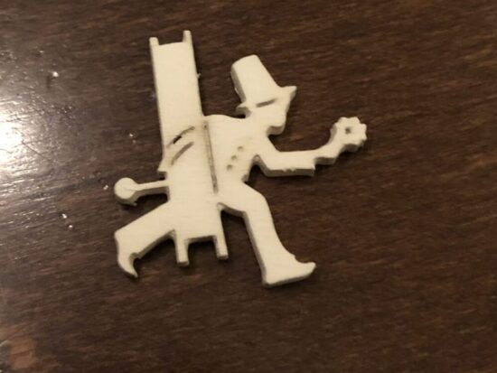 テーブルに置かれた、白い煙突掃除屋の形をした小さな幸運のラッキーチャーム