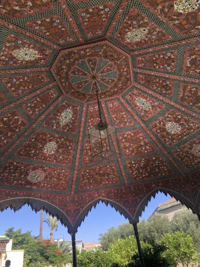 マラケシュのメディナに隠れた「ル・ジャルダン・セクレ」の、緑豊かなイスラム式庭園の風景