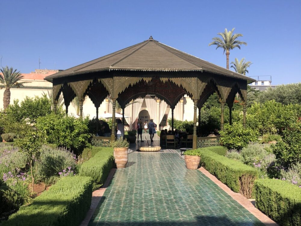 マラケシュのメディナに隠れた「ル・ジャルダン・セクレ」の、緑豊かなイスラム式庭園の風景