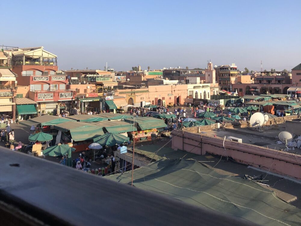 モロッコ・マラケシュの中心地、ジャマ・エル・フナ広場に並ぶ緑の屋根の屋台と賑わう群衆