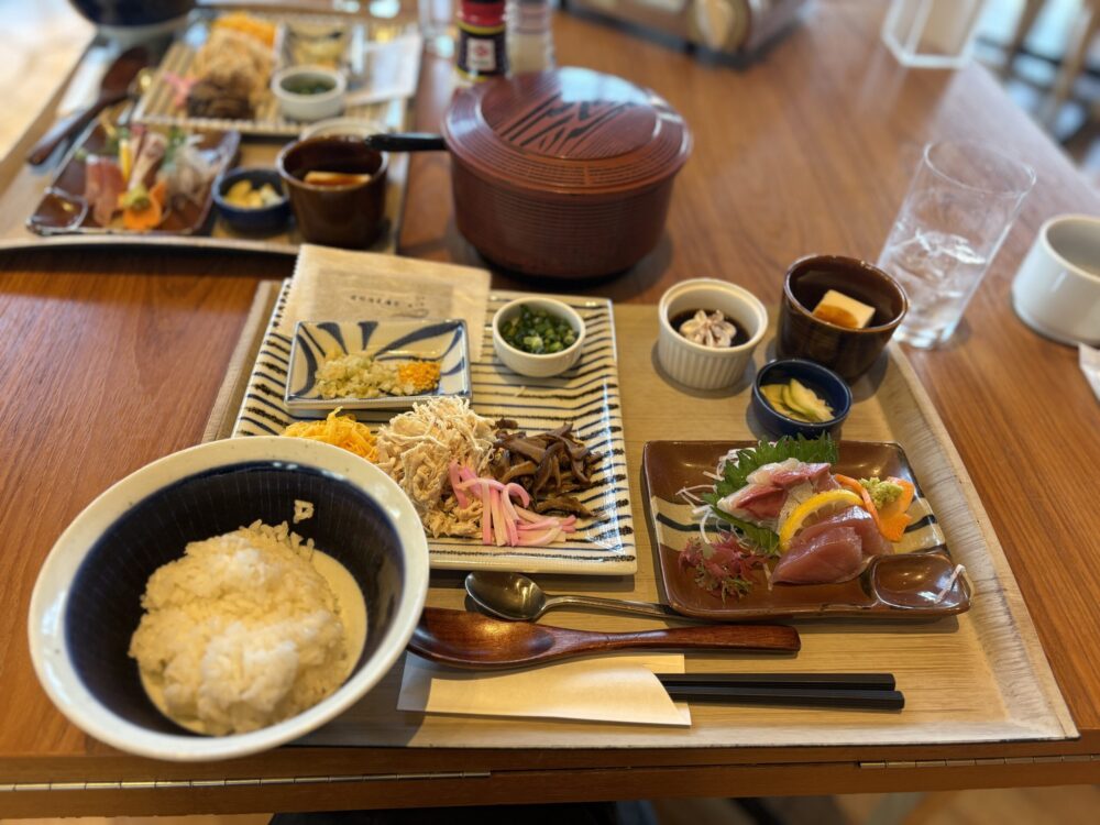 「愛かな」で提供される、彩り豊かな具材の鶏飯と新鮮で厚切りな地魚のお刺身定食