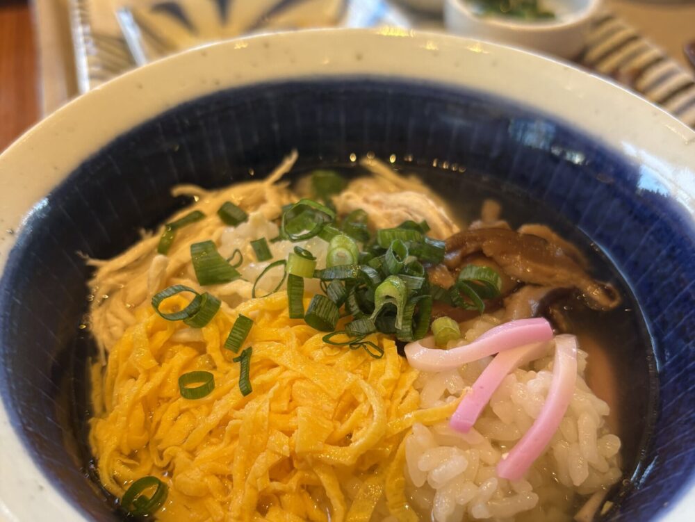 「愛かな」で提供される、彩り豊かな具材の鶏飯