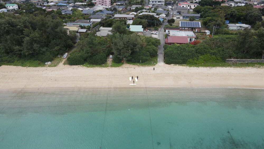 冬でも透明度が高く穏やかな奄美大島の海岸風景