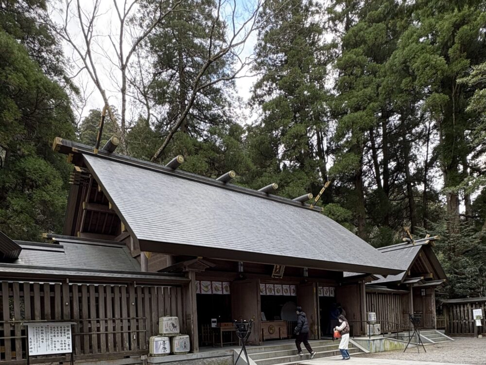 天岩戸を御神体として祀る西本宮。授与所があり、多くの参拝客が訪れる神聖な拝殿