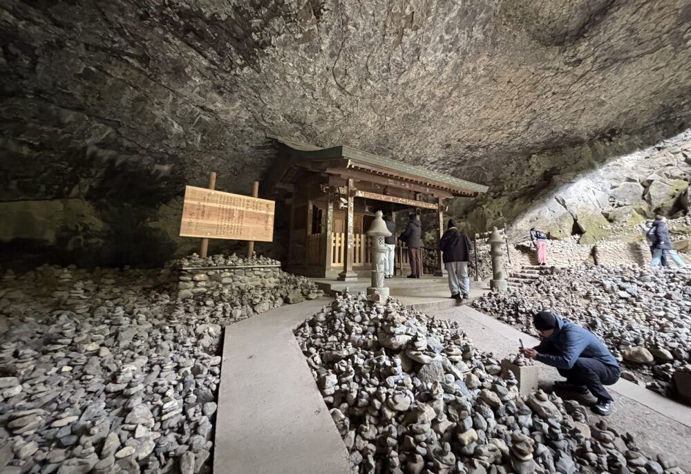 八百万の神々が集まったとされる大洞窟「天安河原」。無数に積まれた石が神秘的な雰囲気を醸し出す