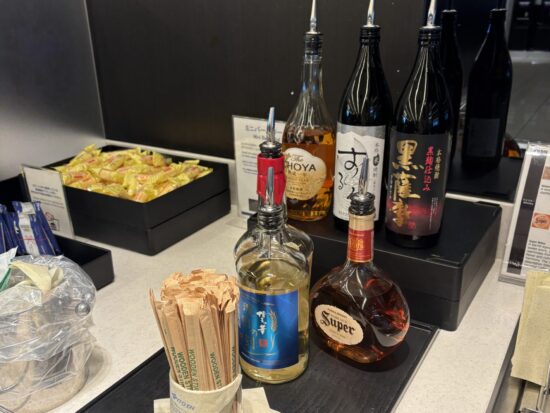 ANAラウンジのドリンクカウンターに並ぶ、ウィスキー、焼酎、日本酒など厳選されたアルコールの数々