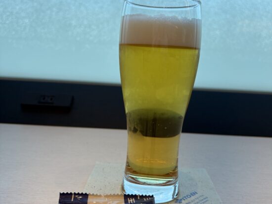 ANAラウンジ名物の自動ビールサーバーで注がれた、黄金色のビールときめ細やかな泡が美しい生ビール