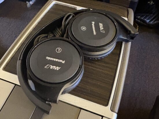 ANAプレミアムクラスで提供されるパナソニック製のノイズキャンセリングヘッドフォン。機内の騒音を抑え、映画や音楽をクリアな音質で楽しめる