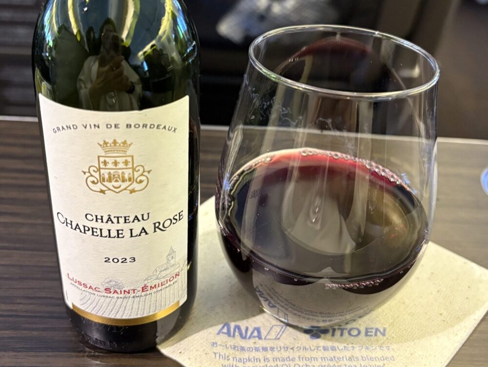ANAプレミアムクラスの機内で、機内食と共に楽しむ香り豊かな赤ワイン。銘柄にこだわった贅沢な一杯