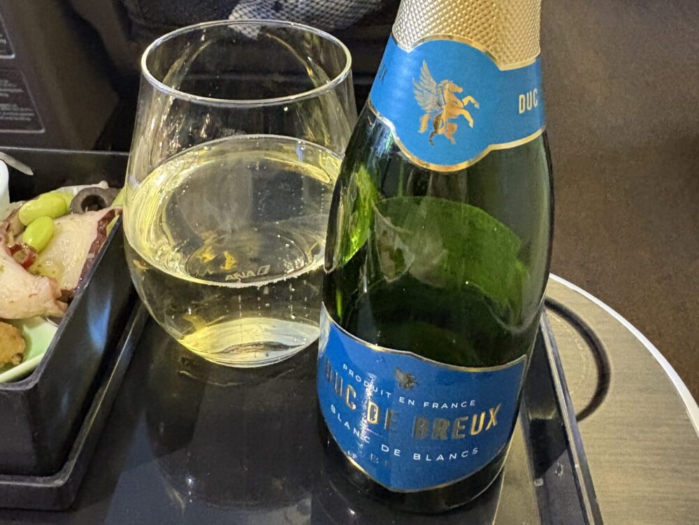 ANAプレミアムクラスの機内で楽しめる、キリッと冷えたスパークリングワイン。クリスタルのような輝きのグラスに注がれた、贅沢な乾杯のひととき