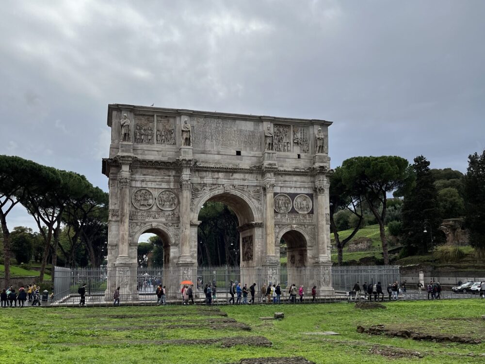 コロッセオの隣に立つ壮大なコンスタンティヌスの凱旋門