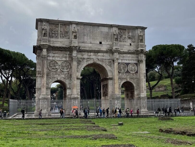 コロッセオの隣に立つ壮大なコンスタンティヌスの凱旋門