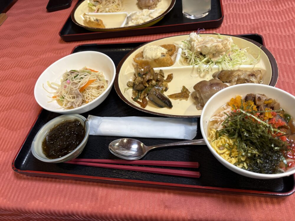 「あさばな」のランチバイキングで、自分で具材を盛り付けてスープをかけた熱々の鶏飯