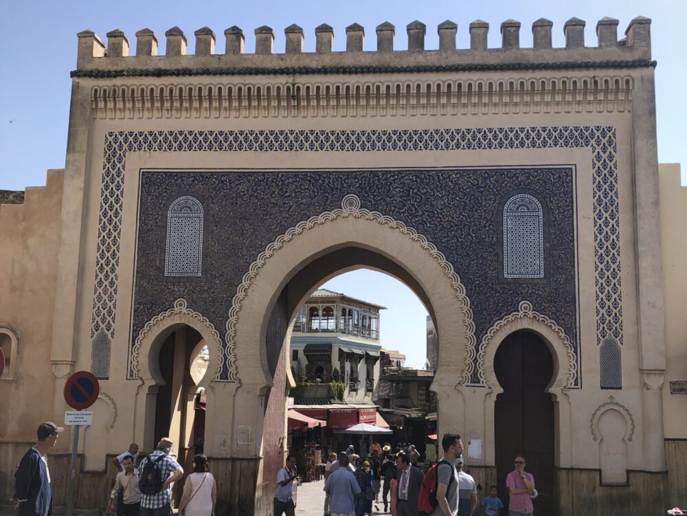 フェズのメディナへの入り口、ブー・ジュルード門（ブルー・ゲート）の鮮やかな青いタイル装飾