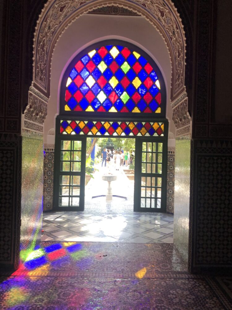 バヒア宮殿の窓にはめ込まれた、繊細な幾何学模様のステンドグラス。差し込む光が床に美しい色の模様を落としている様子