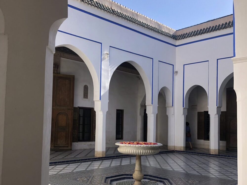 マラケシュのバヒア宮殿にある、繊細な幾何学模様のタイル装飾が施された美しい中庭