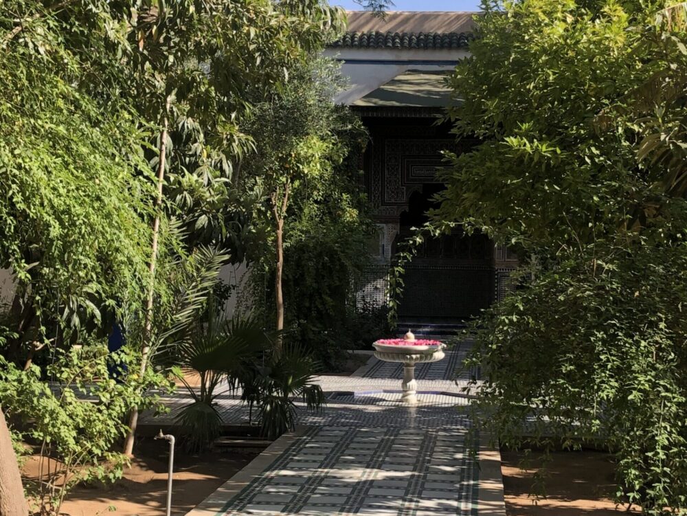 マラケシュのバヒア宮殿にある、繊細な幾何学模様のタイル装飾が施された美しい中庭