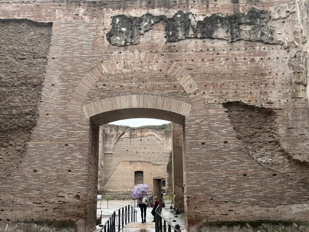 カラカラ浴場の巨大なレンガ造りのアーチと歴史的な壁