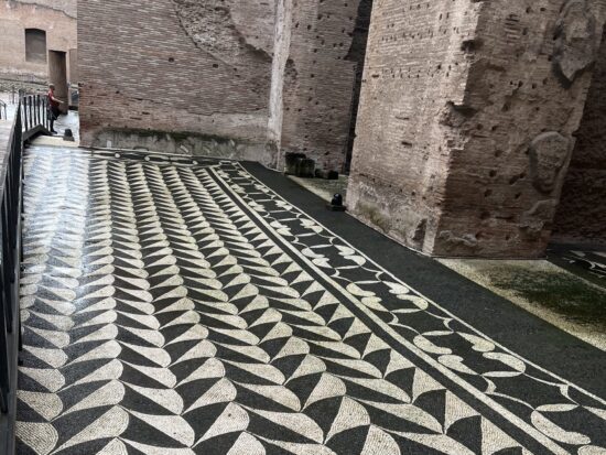 カラカラ浴場に残る白黒の円形模様が美しいモザイクタイル