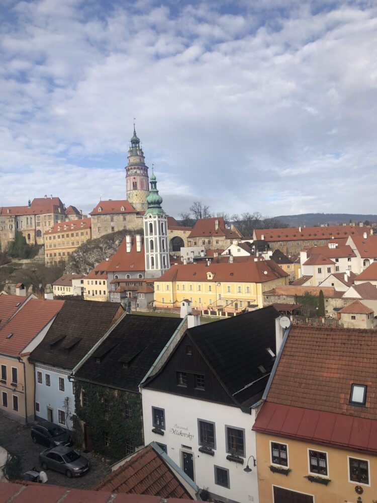 高台から見下ろす、オレンジ色の屋根と川が美しいチェスキークルムロフの街並み