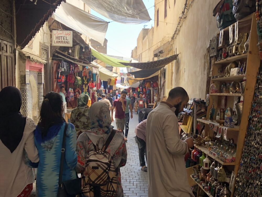 モロッコ・フェズのメディナにある市場細い路地