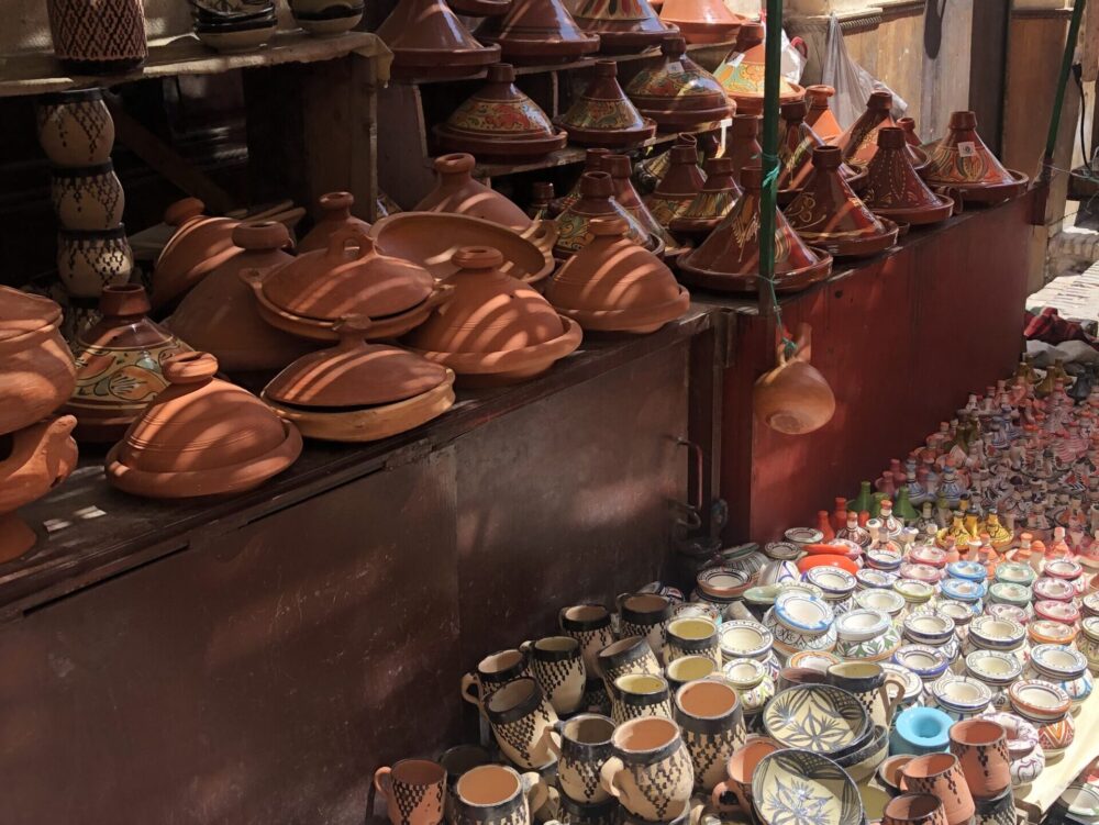 モロッコ・フェズのメディナにある市場細い路地