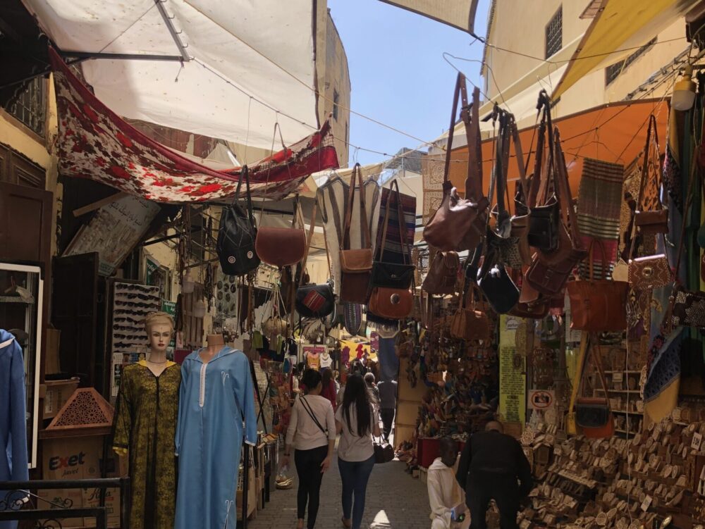 モロッコ・フェズのメディナにある市場細い路地