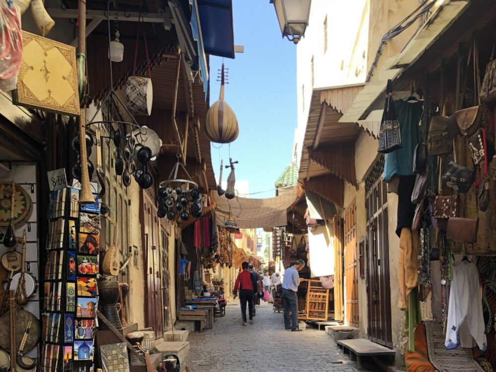 モロッコ・フェズのメディナにある市場細い路地