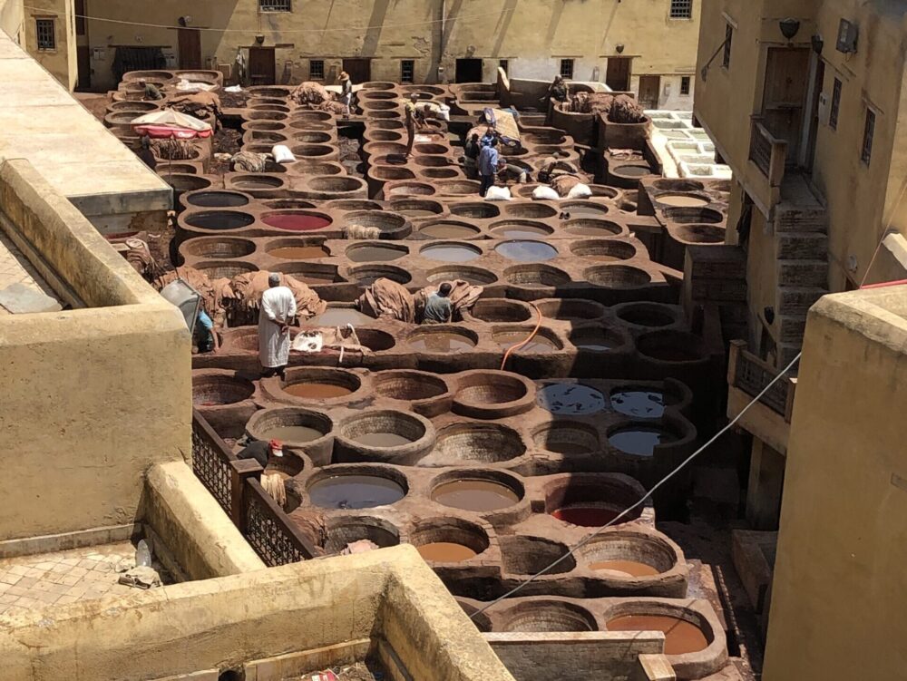 モロッコ・フェズのタンネリで皮を染めるたくさんのツボが並ぶ光景