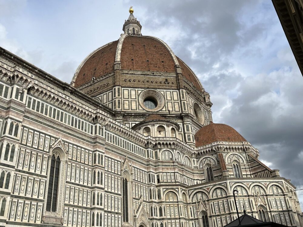 ブルネレスキが設計したフィレンツェ・ドゥオーモの巨大な赤いクーポラ（円蓋）