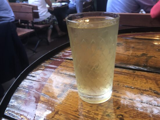 フランクフルト名物のアップルワインをグラスに注いだ様子