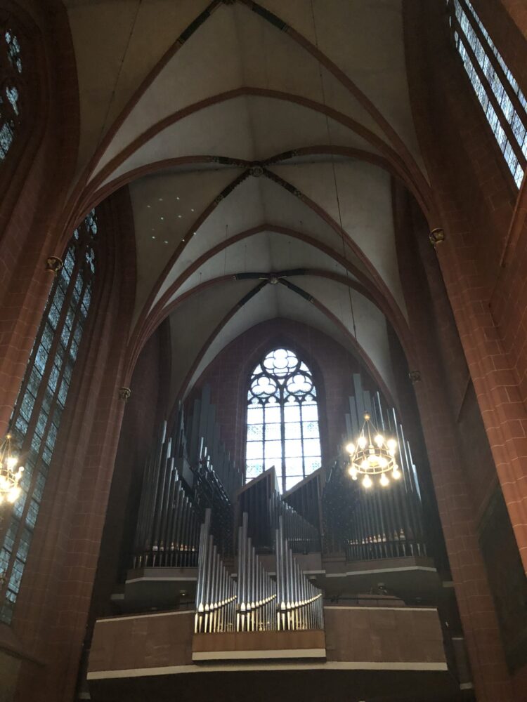 高い天井と美しいステンドグラスから光が差し込む聖バルトロメウス大聖堂の荘厳な内部