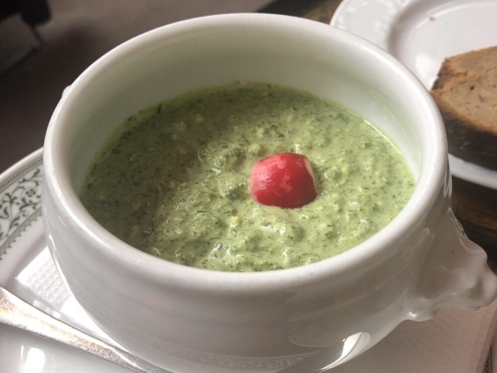 フランクフルト名物のグリーンソースを使ったスープ料理