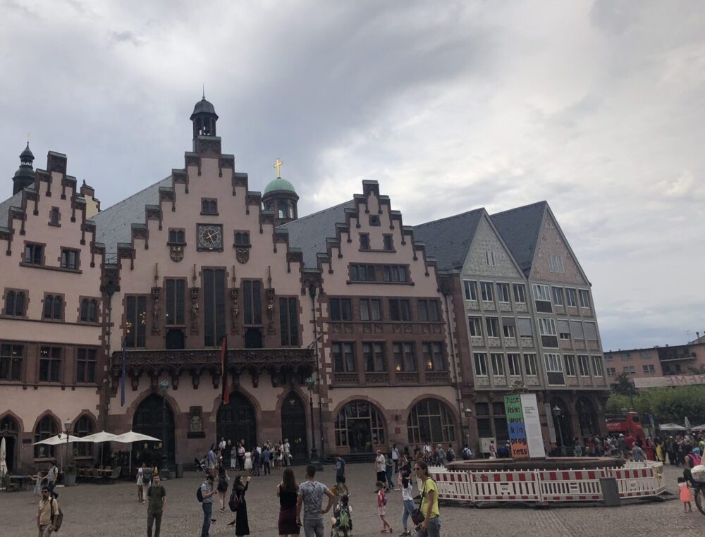 レーマー広場周辺の歴史的な街並みと伝統的なドイツ建築のディテール