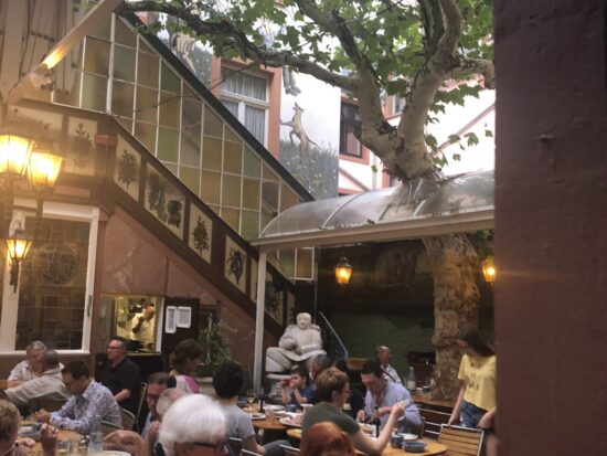 地元客でにぎわうドイツのビアガーデン風レストランのテラス席