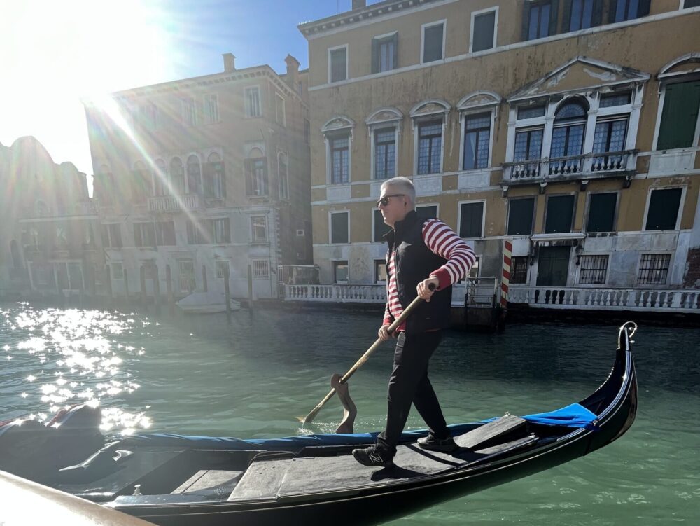 ヴェネチアの細い運河を優雅に進む伝統的なゴンドラ