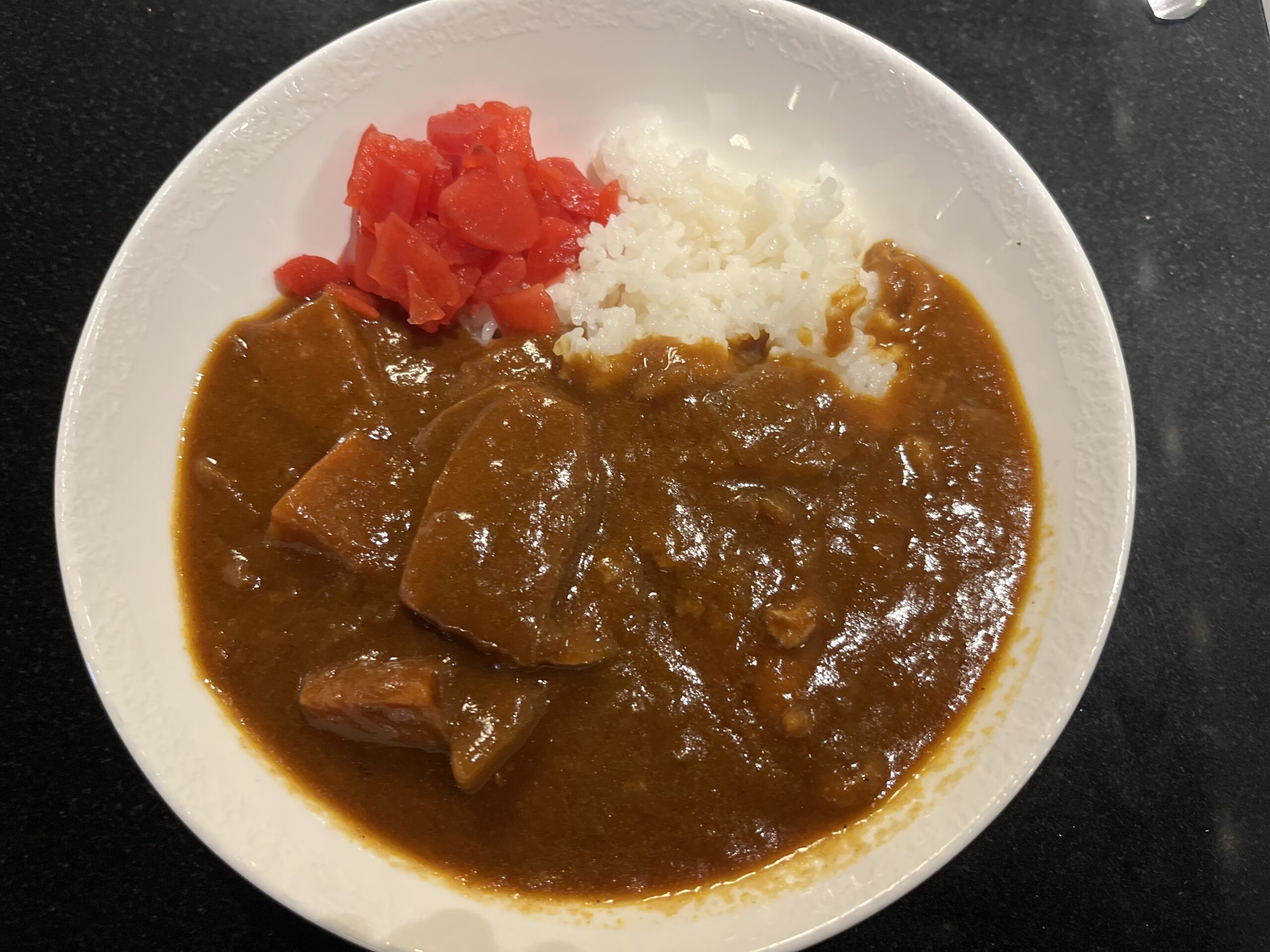 羽田空港ANAラウンジで出発前に楽しむ、大きなチキンがゴロゴロ入った名物のANAオリジナルカレーライス。