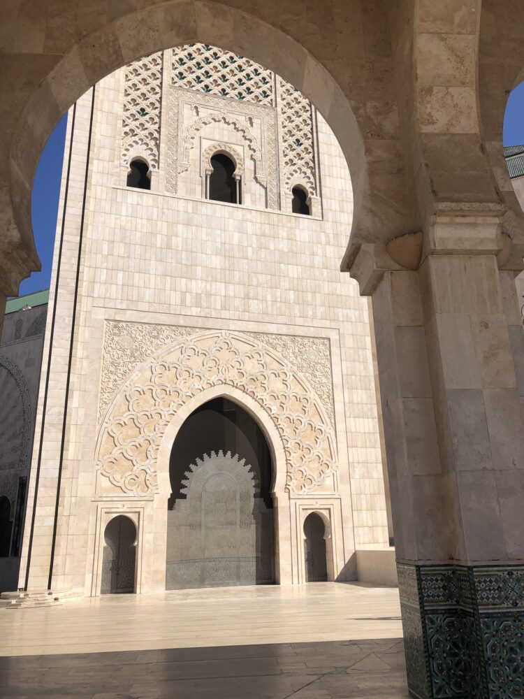 ハッサン2世モスクの内部。精巧な彫刻が施された天井やシャンデリアが輝く