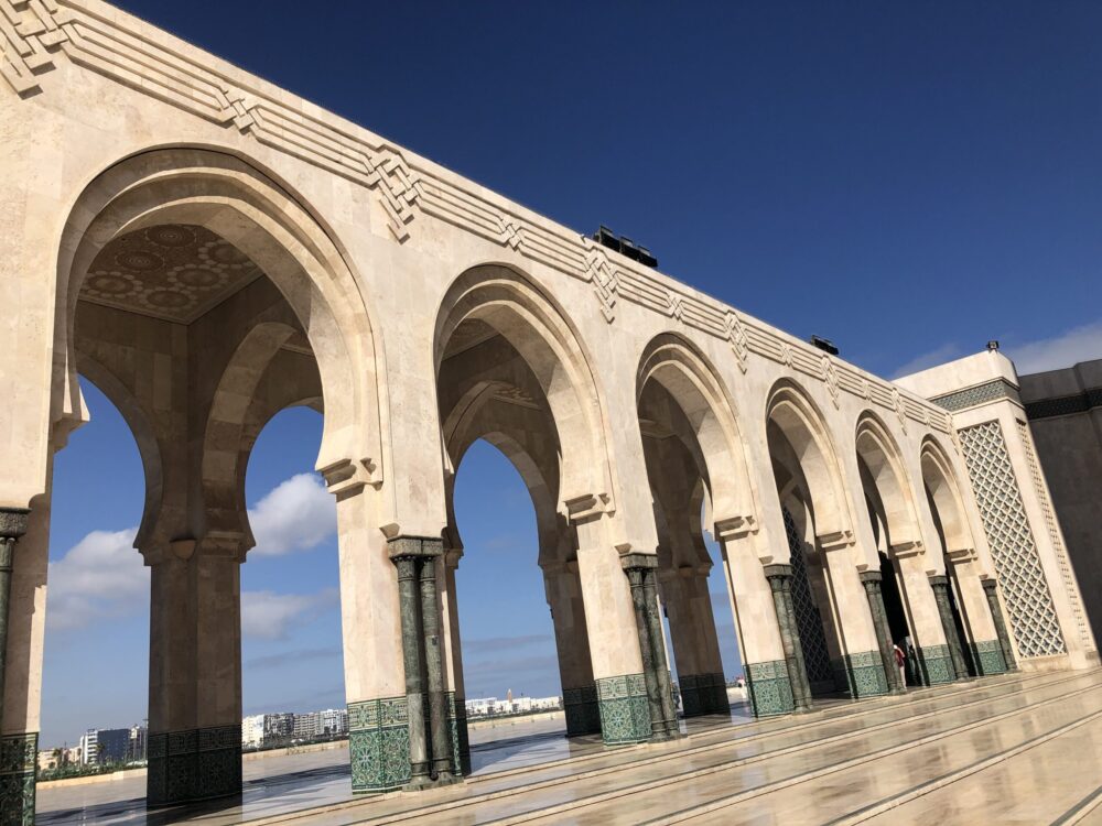 ハッサン2世モスクの内部。精巧な彫刻が施された天井やシャンデリアが輝く