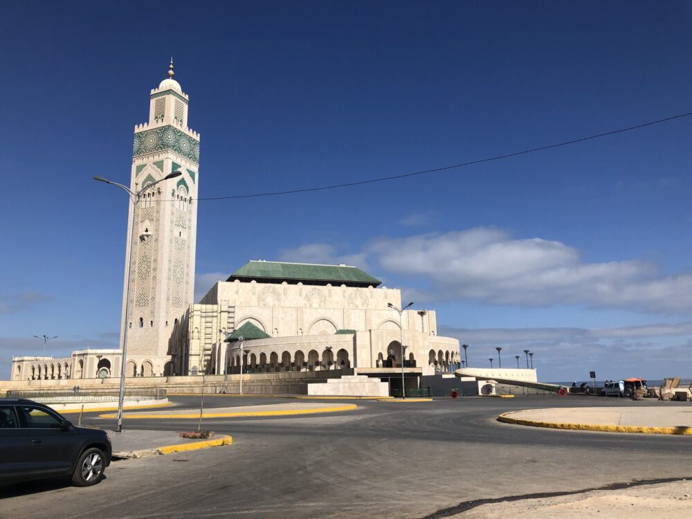 カサブランカの街のどこからでも見える、世界最大級の高さ210mを誇るハッサン2世モスクのミナレット